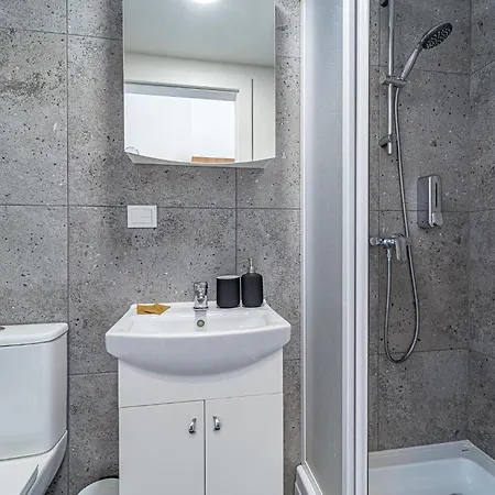 Uptown Nr4 With Parking And Ac Apartment