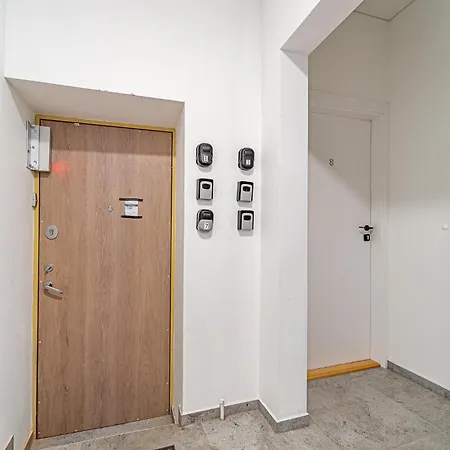 Uptown Nr4 With Parking And Ac *