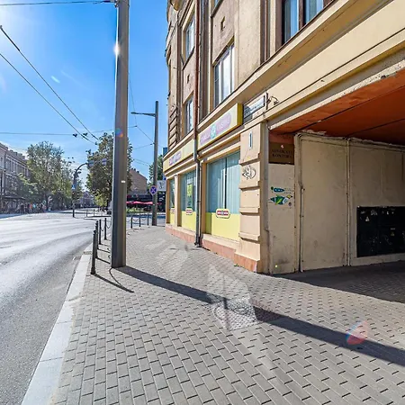 Uptown Nr4 With Parking And Ac Apartment