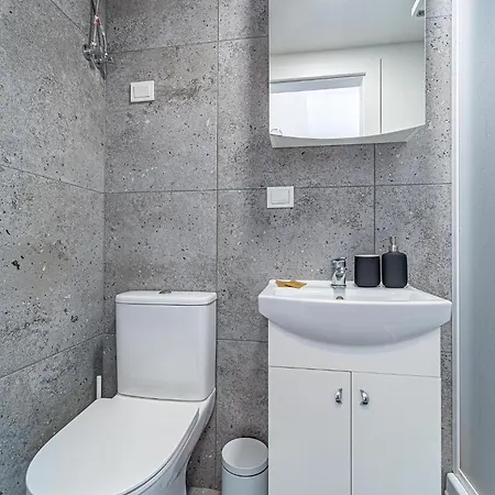 Apartment Uptown Nr4 With Parking And Ac *